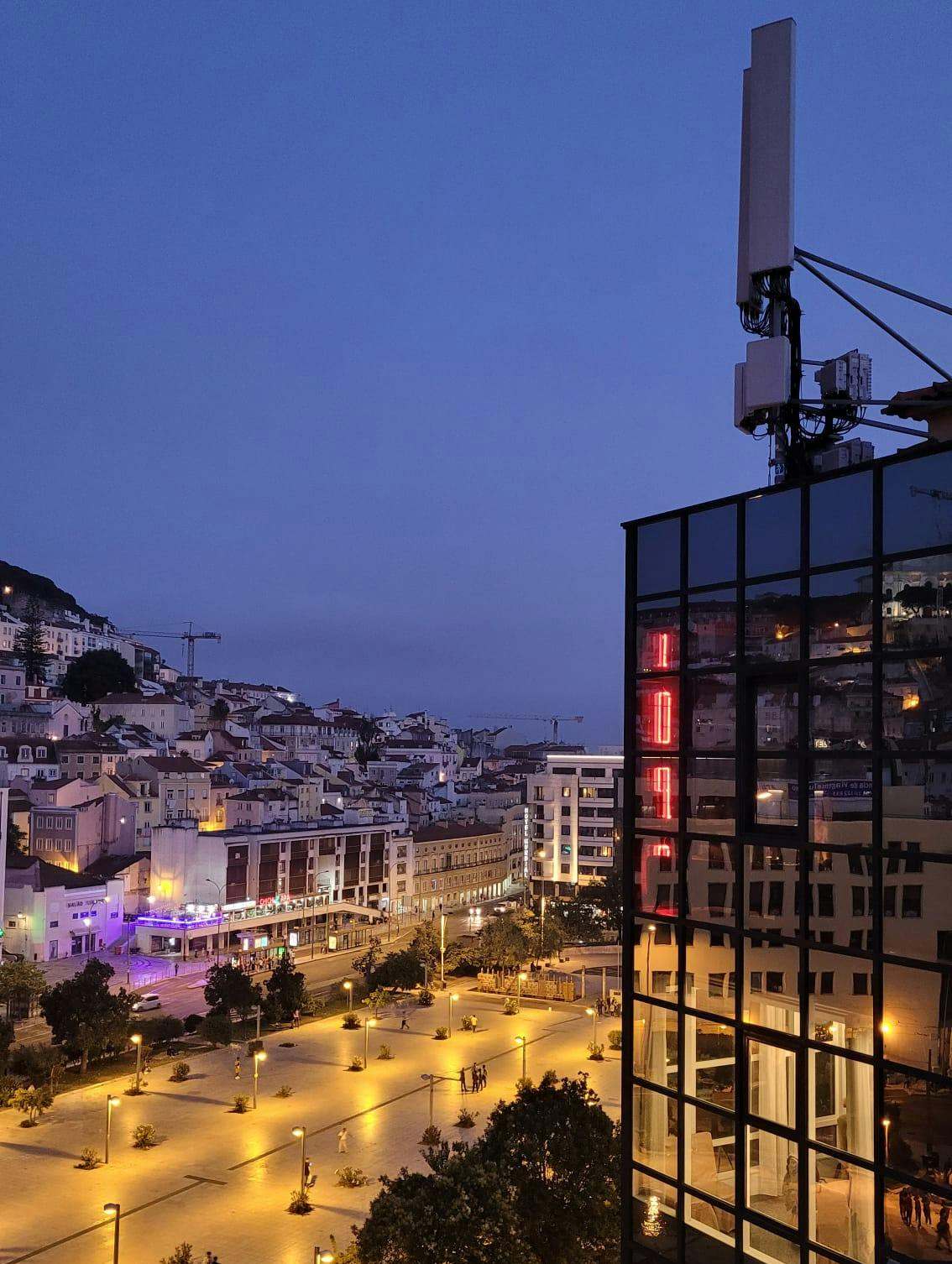 Von der TOPO Bar: Blick auf die Altstadt Lissabon bei Nacht 