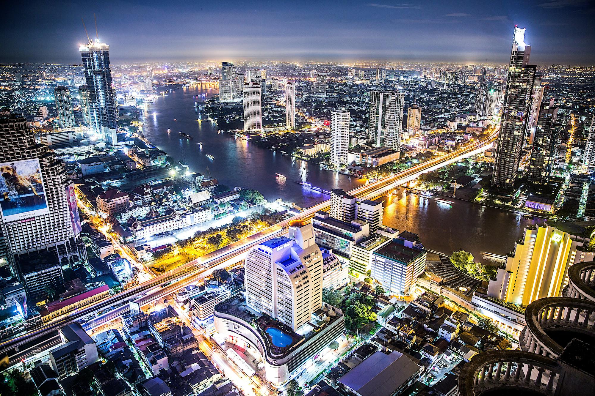 Skyline von Bangkok bei Nacht: Tausende Lichter, Wolkenkratzer und der Fluss Chao Phraya