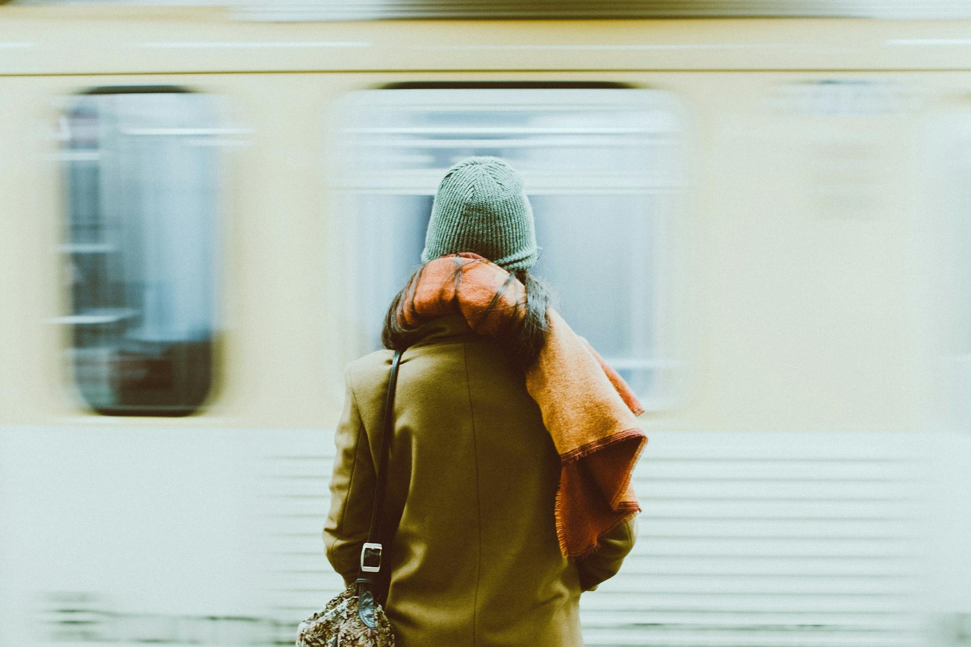 Kobieta stoi na peronie metra w Nowym Jorku