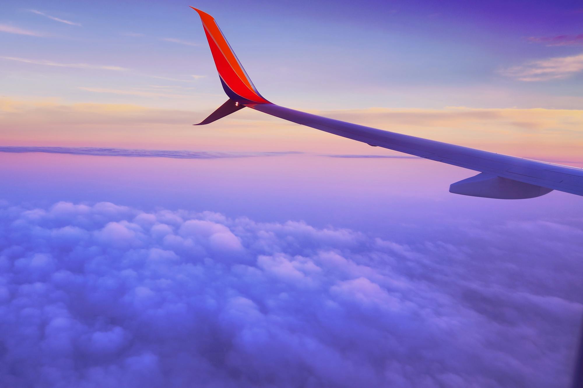 Blick aus dem Flugzeug - Über den Wolken der untergehenden Sonne.