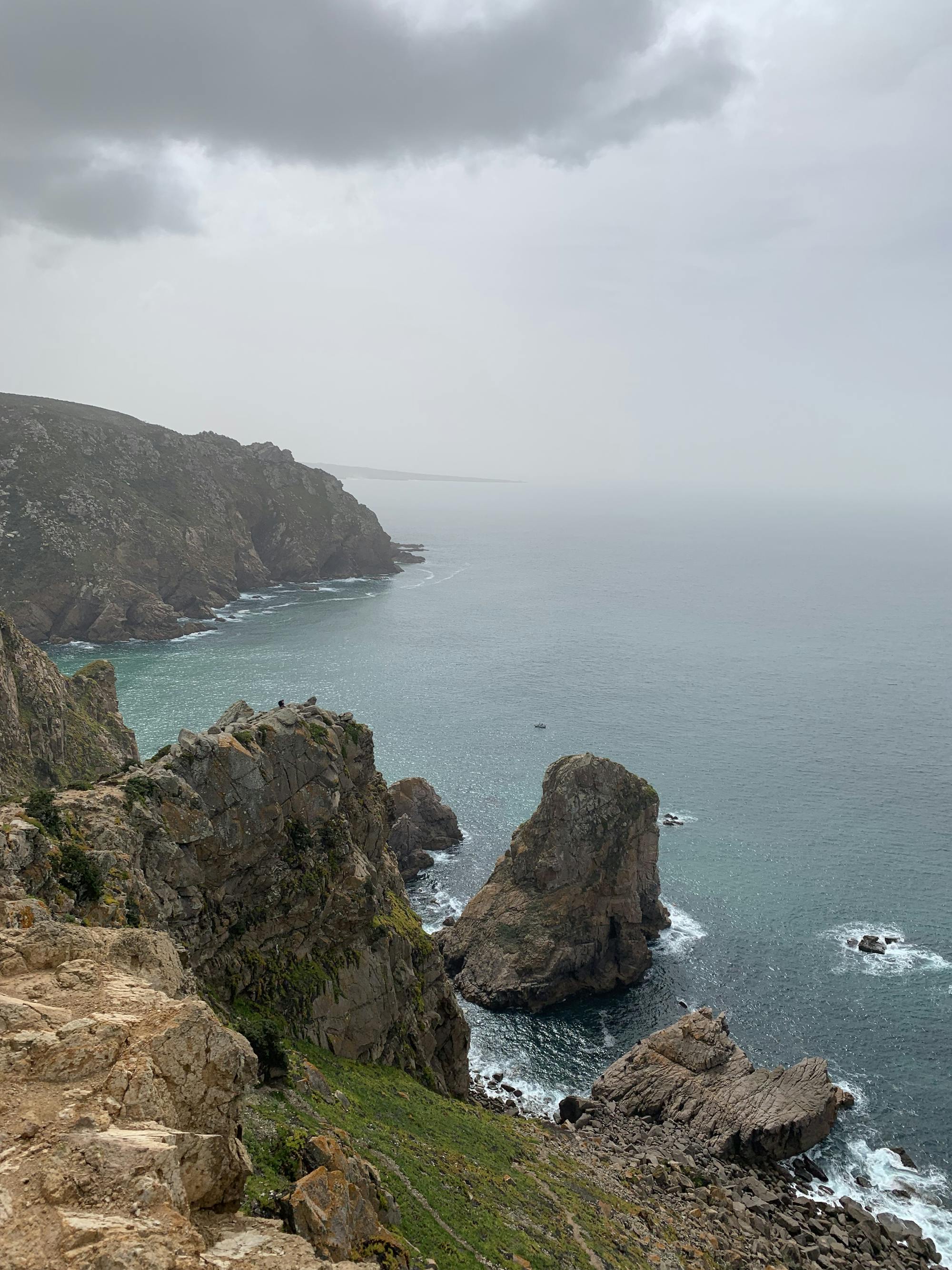 Capo da Roca: Widok na morze i skały wystające z morza