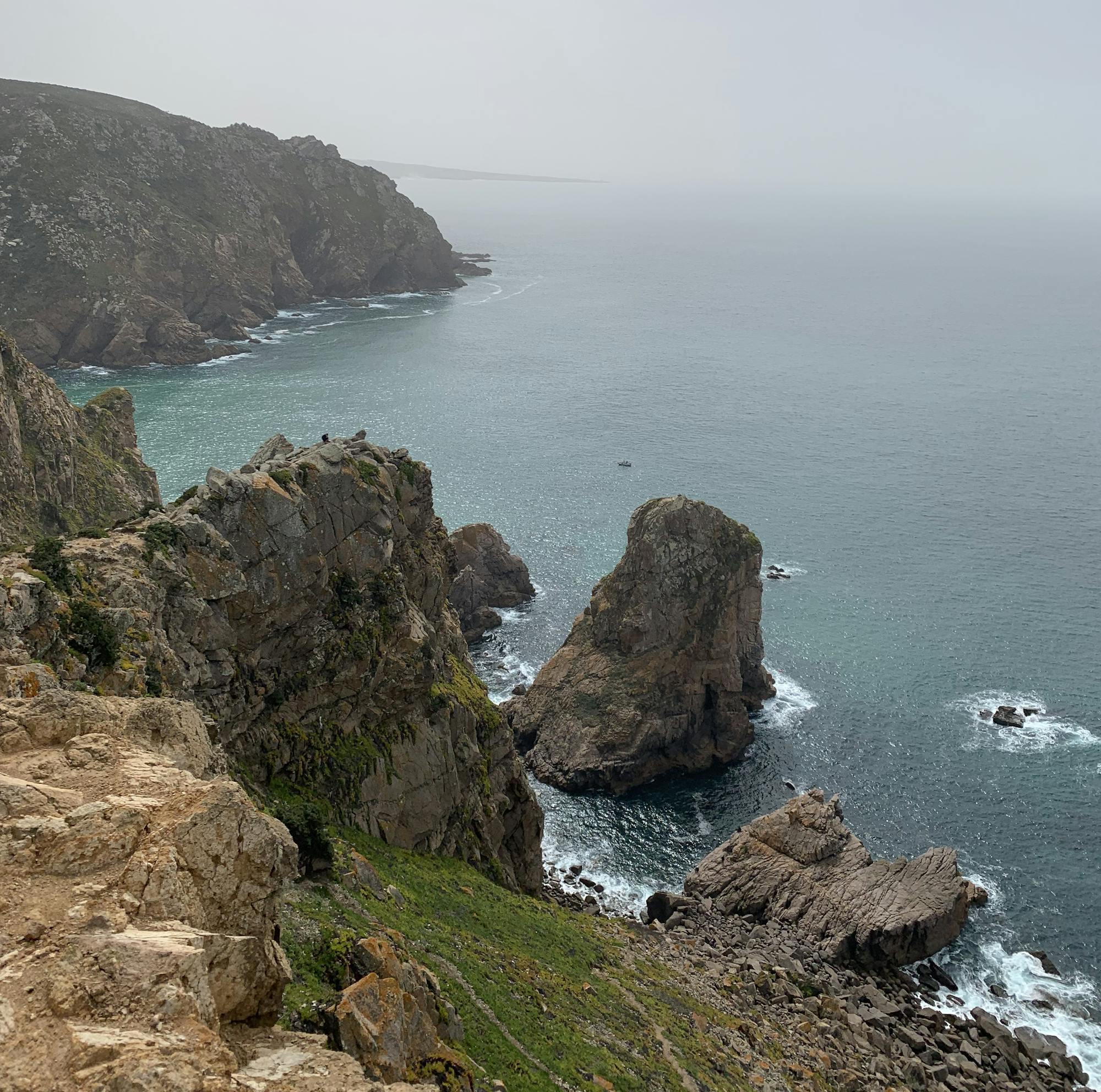 Capo da Roca: Blick auf das Meer und die Felsen, die aus dem Meer hervorragen 