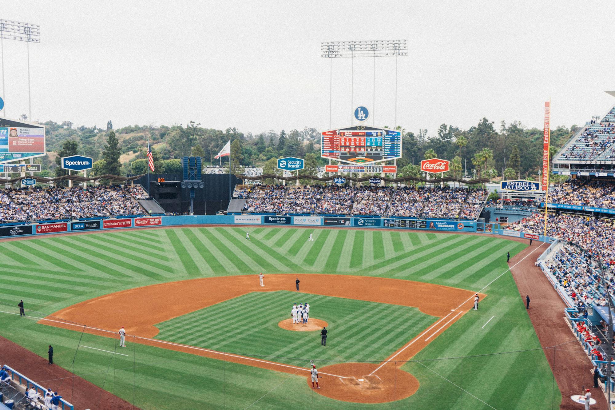 Stadion baseballowy w L.A. wypełniony ludźmi.
