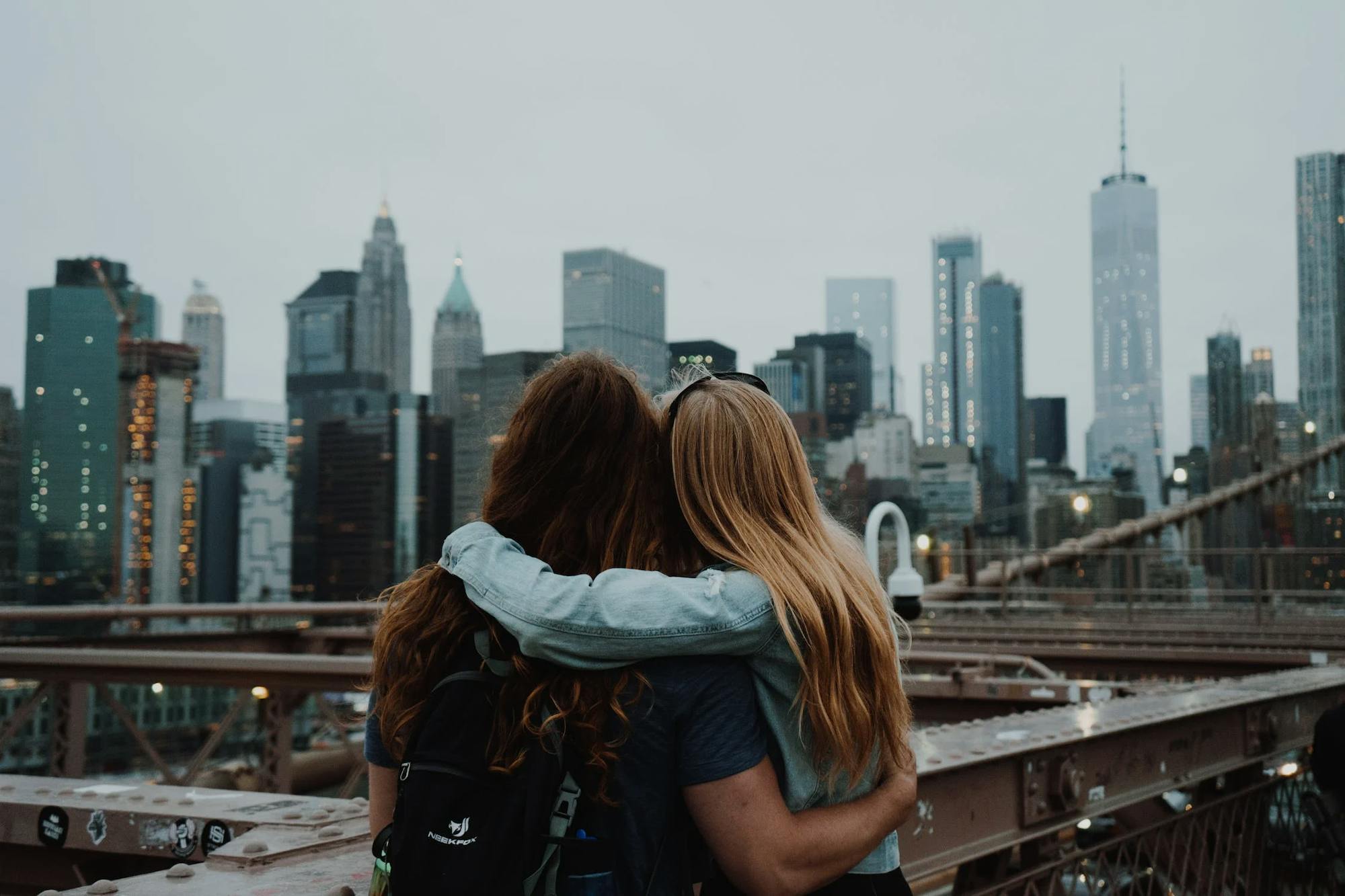 Dwie kobiety, które się przytulają, patrzą na panoramę Nowego Jorku