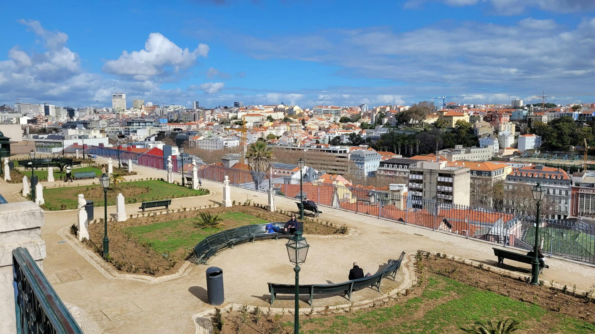 Miradouro de São Pedro de Alcântara: umgeben von Grünfläche und dem Blick auf Lissabon 