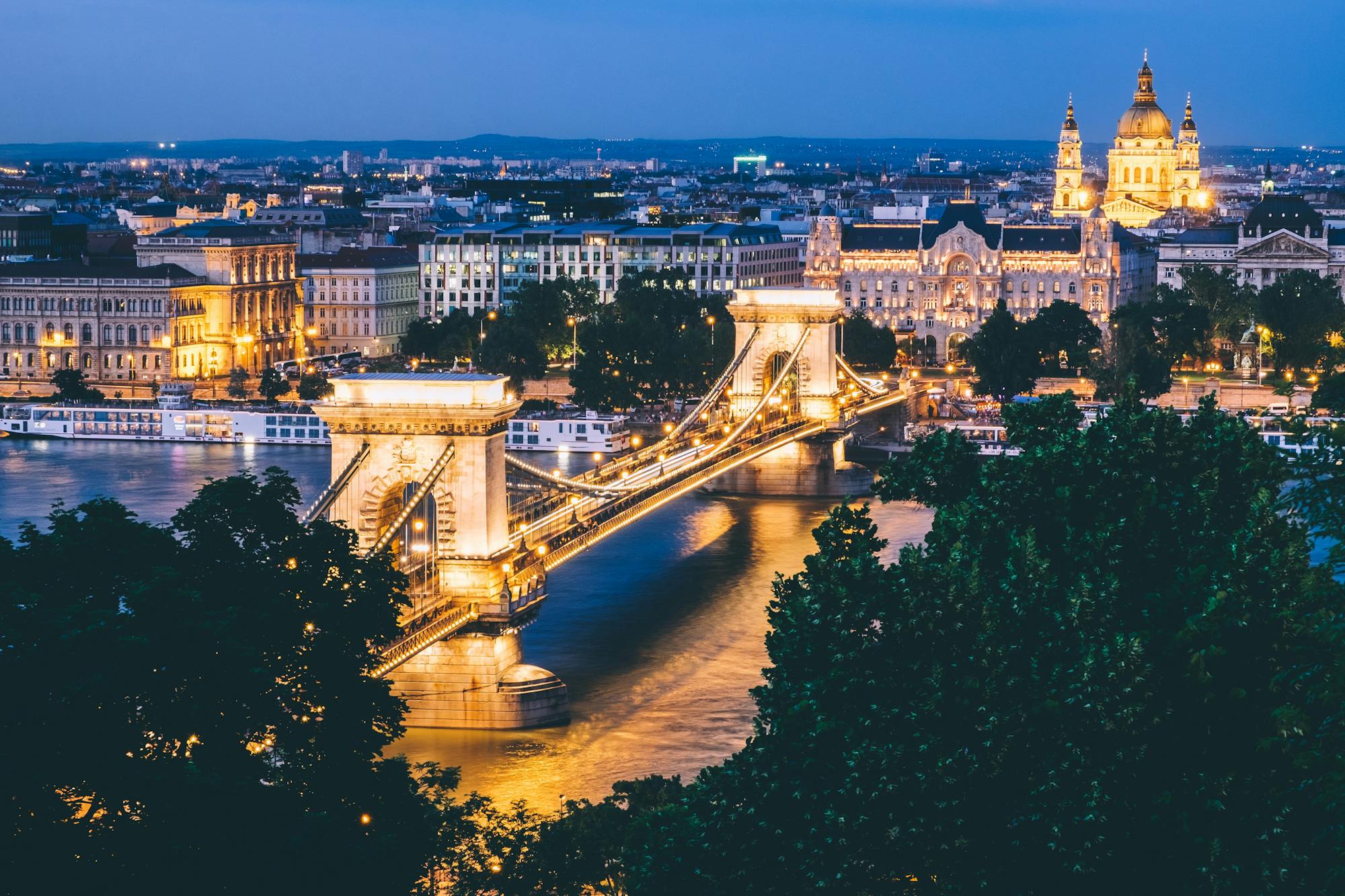Widok z lotu ptaka na Budapeszt nocą. Światła mostu, kanału i pięknych starych budynków sprawiają, że miasto wydaje się magiczne.