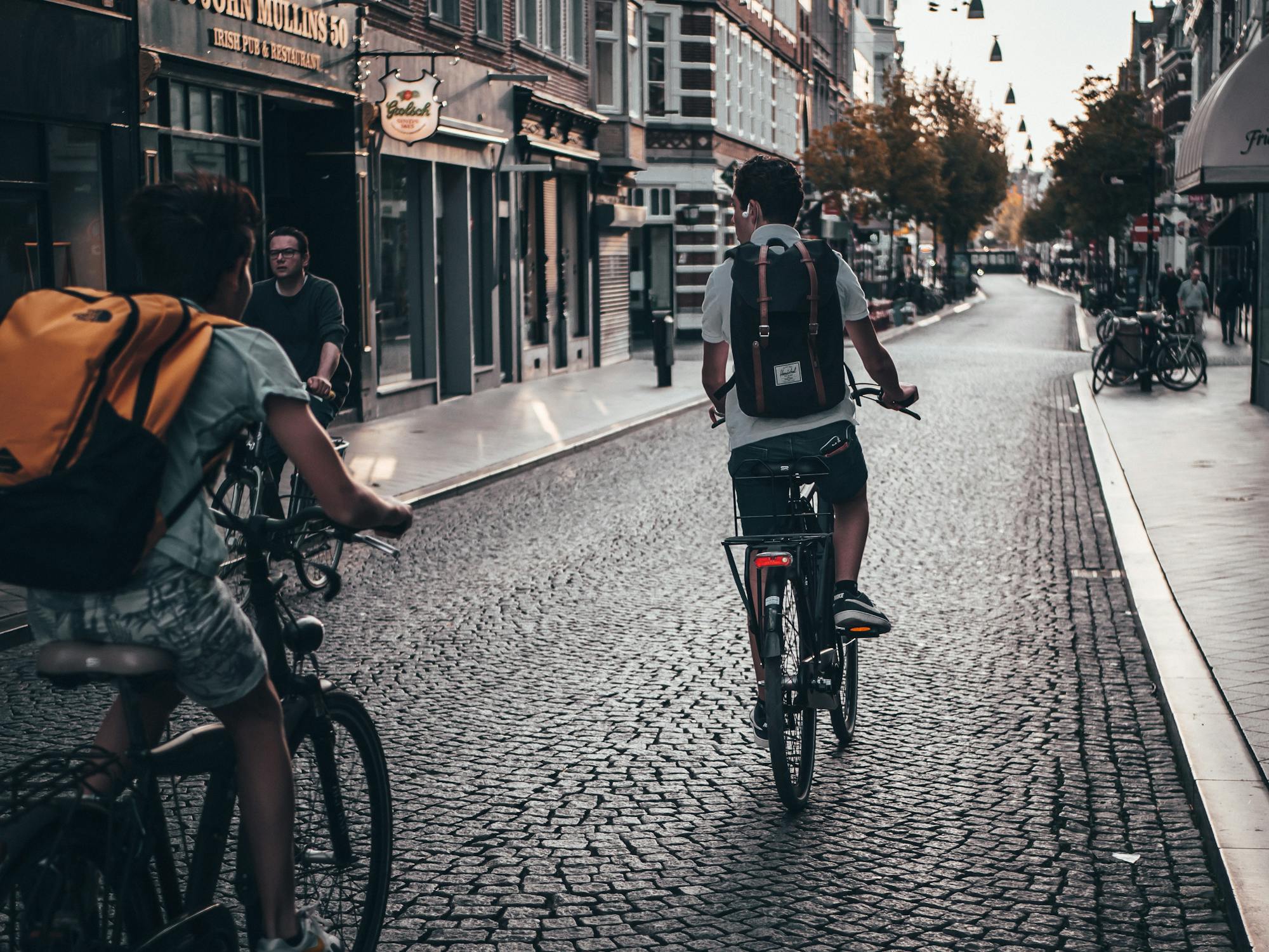 Radfahrer erkunden Maastricht  