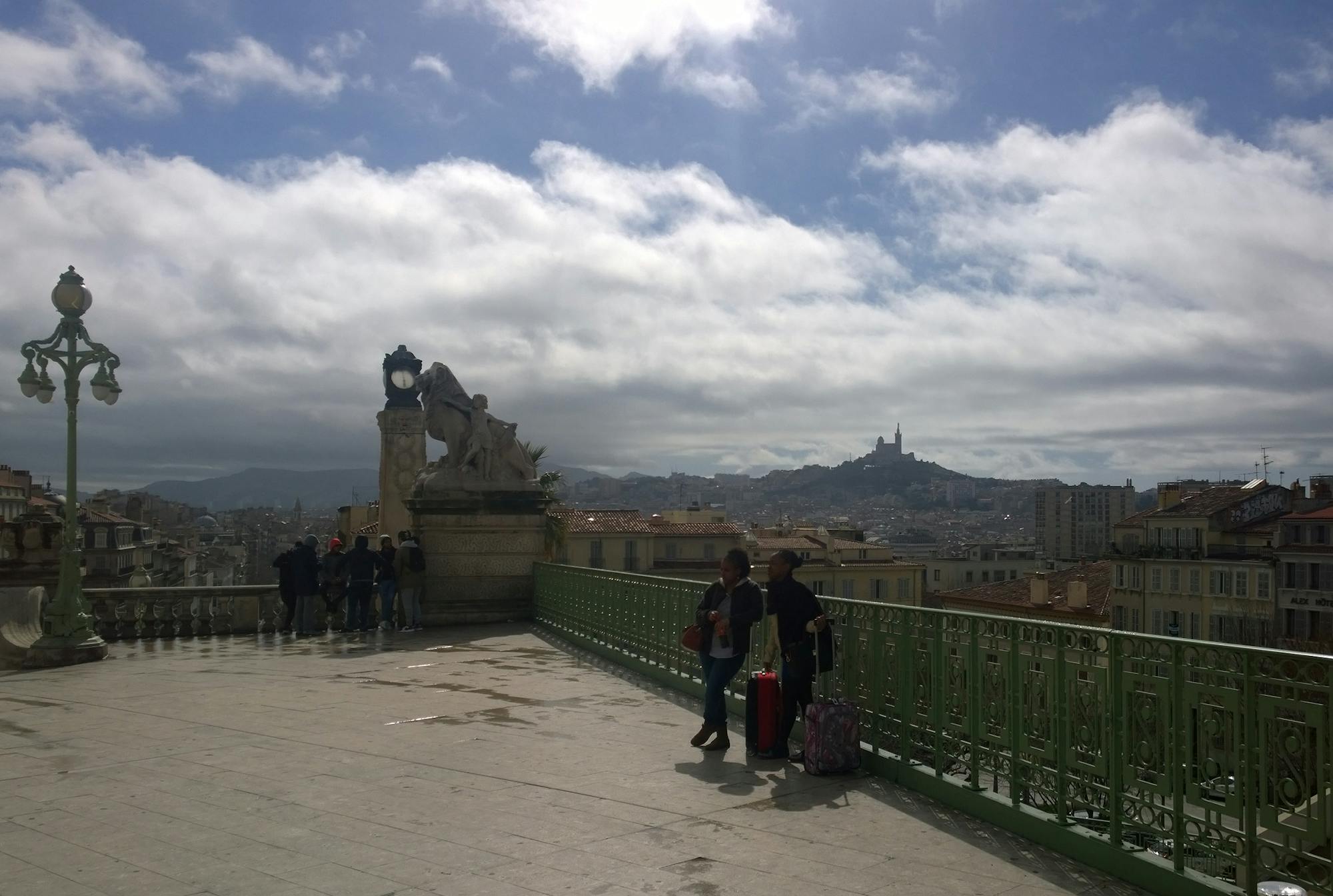 Ein Geländer befindet sich rund um den erhöhten Aussichtspunkt auf Marseille. 