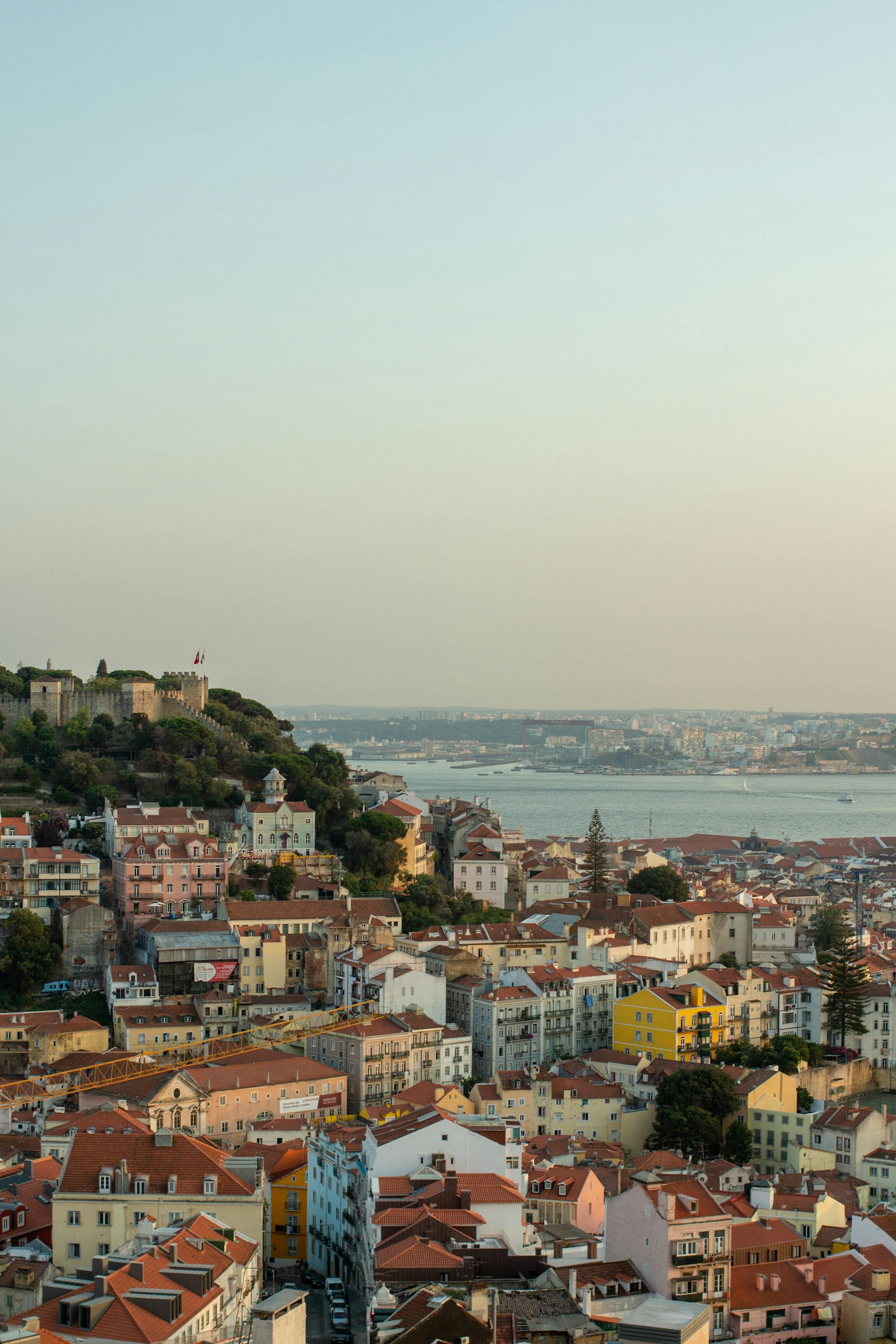 Widok na miasto Lizbona, jej kolorowe domy oraz rzekę Tejo