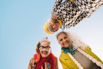 Frauen schauen auf dich