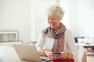 Frau eröffnet über ihren Laptop ein Girokonto