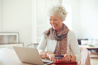 Frau eröffnet über ihren Laptop ein Girokonto