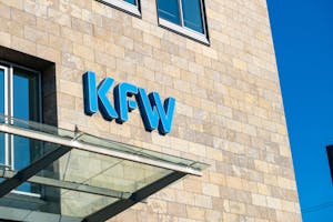 Hausfassade mit kfw Logo