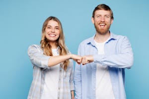 Junges Paar macht Faustgruß