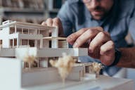Architekt mit Modellhaus