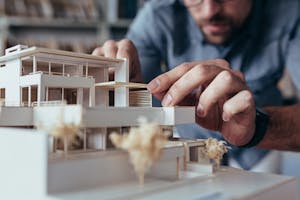 Architekt mit Modellhaus