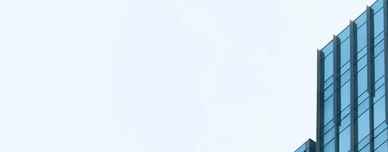 Hochhaus mit Spiegelfassade