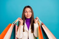 Frau mit bunten Einkaufstüten