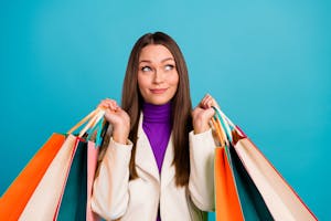 Frau mit bunten Einkaufstüten