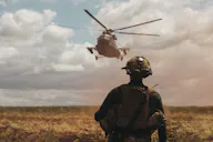 Soldat schaut auf Hubschrauber