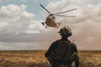 Soldat schaut auf Hubschrauber