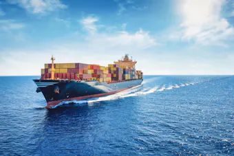 Luftbild eines Frachtschiffes