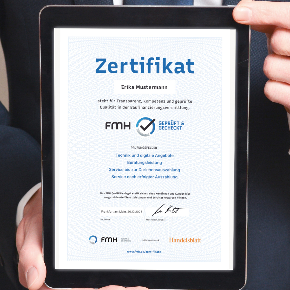 Person hält Zertifikat von FMH und Handelsblatt