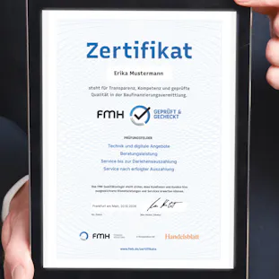 Person hält Zertifikat von FMH und Handelsblatt