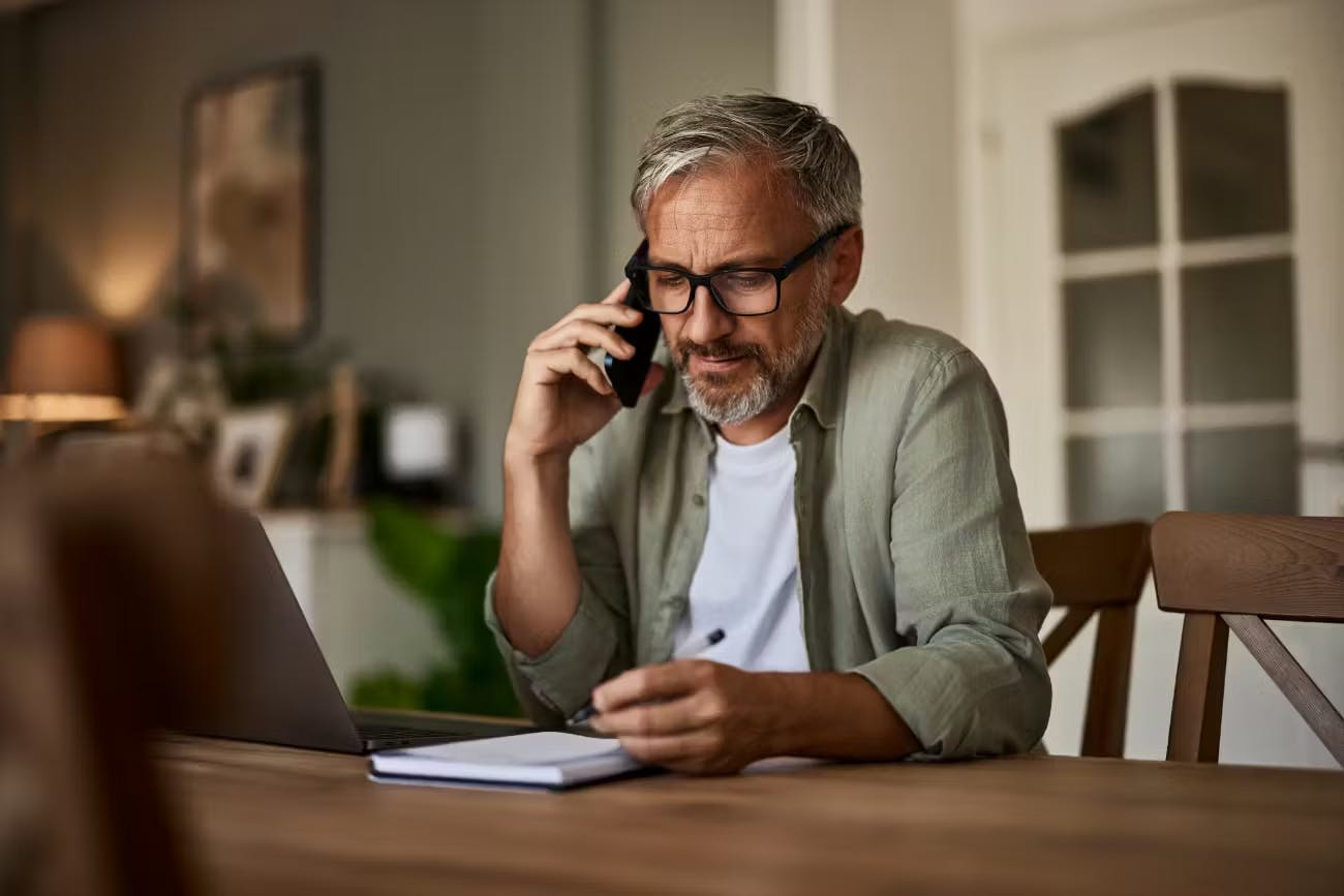 Mann mit Telefon in der Hand