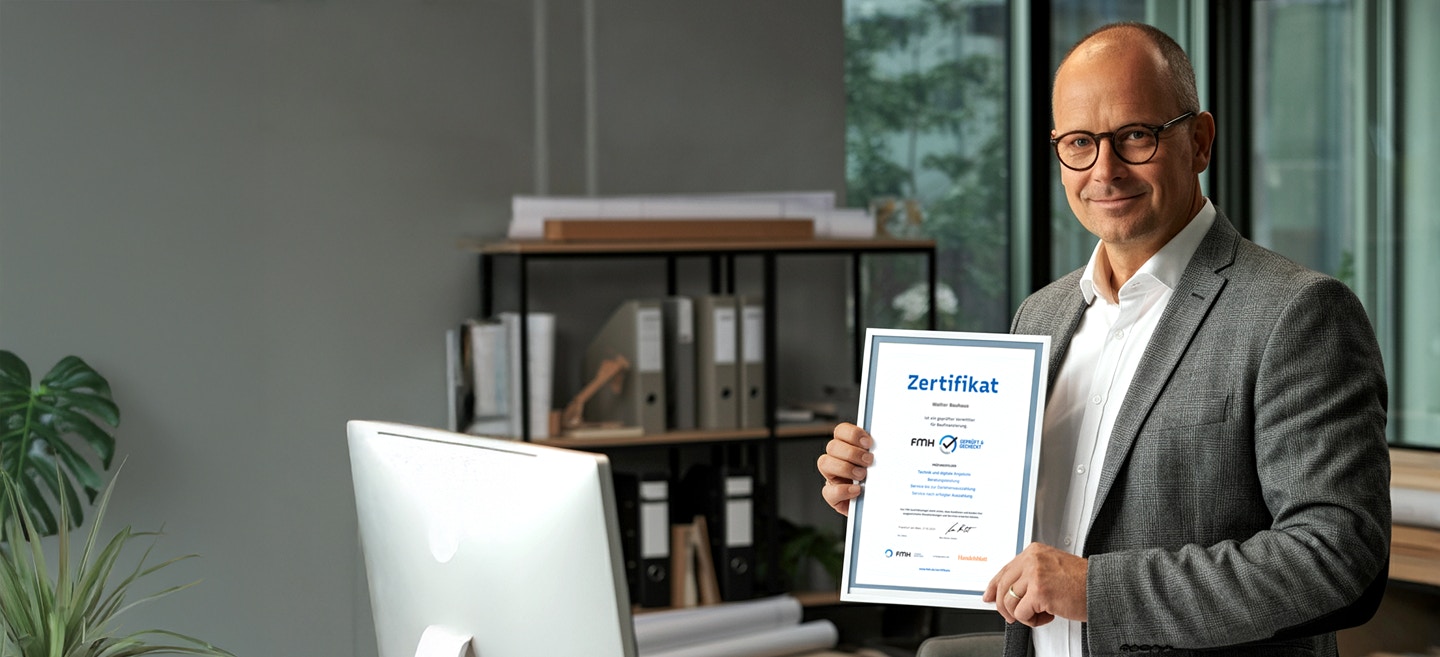 Vermittler hält Zertifikat in der Hand