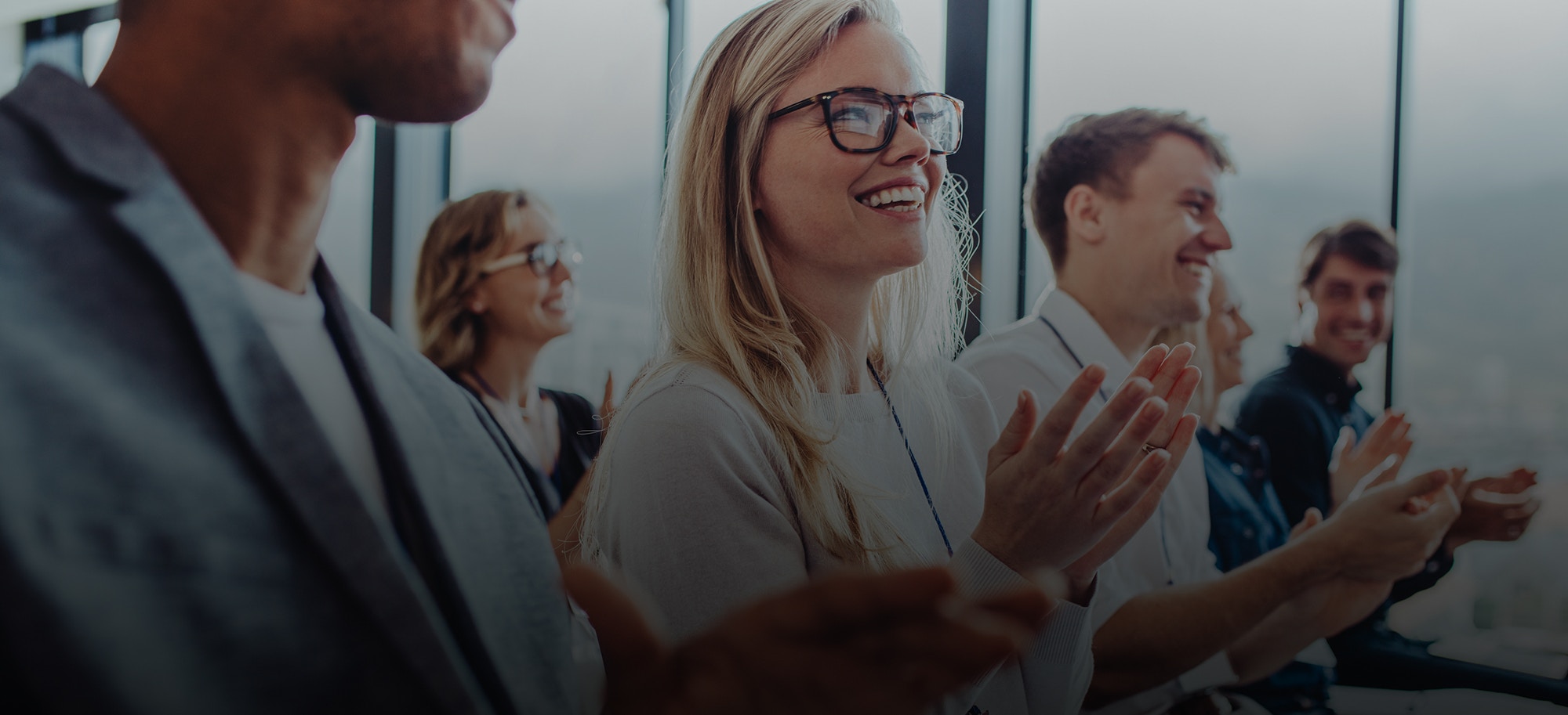 Ein Team von Geschäftsleuten klatscht bei einer Konferenz die Hände. Geschäftsleute applaudieren auf einem Seminar.