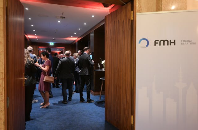 Die ersten Gäste kommen im Steigenberger Frankfurter Hof an und erfrischen sich.