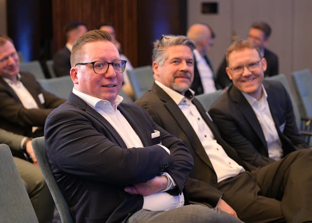 Die ersten Gäste nehmen im Publikum Platz