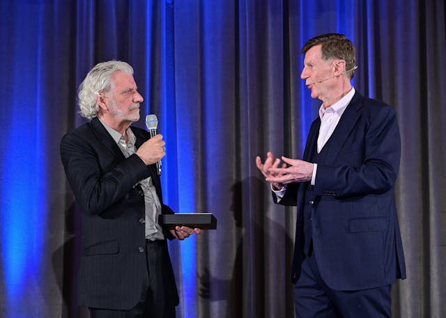 Ein Ehrenpreis für 40 Jahre Zusammenarbeit ging an die ALF AG