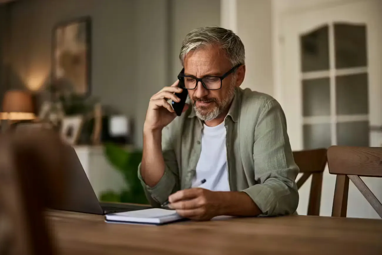Mann mit Telefon in der Hand