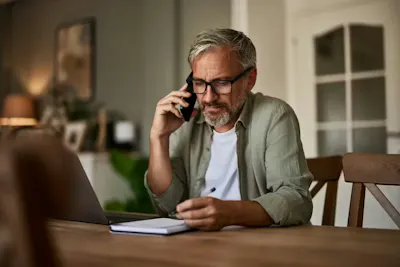 Mann mit Telefon in der Hand