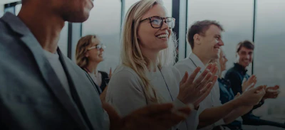 Ein Team von Geschäftsleuten klatscht bei einer Konferenz die Hände. Geschäftsleute applaudieren auf einem Seminar.