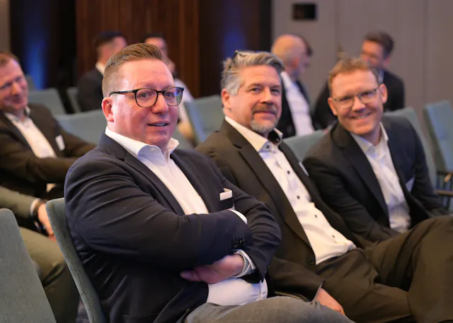 Die ersten Gäste nehmen im Publikum Platz