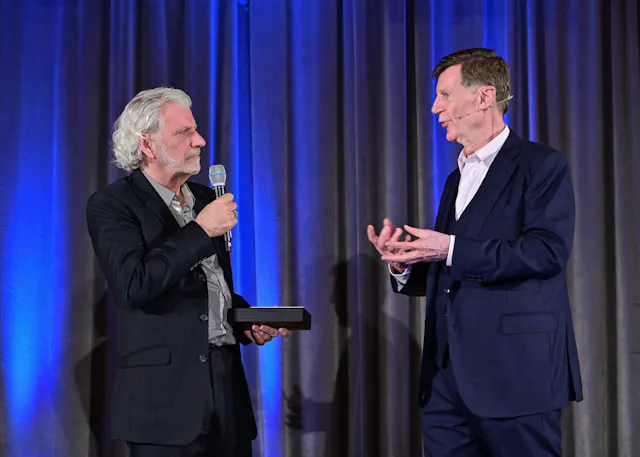 Ein Ehrenpreis für 40 Jahre Zusammenarbeit ging an die ALF AG