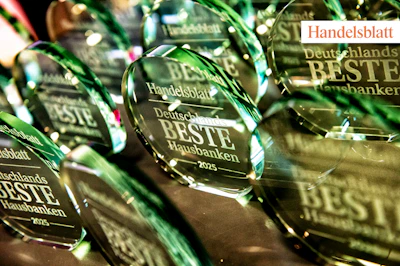 Hausbank Awards aus Glas mit Gravur und Handelsblatt-Logo