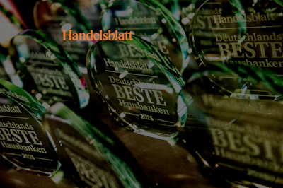 Hausbank Awards aus Glas mit Gravur und Handelsblatt-Logo