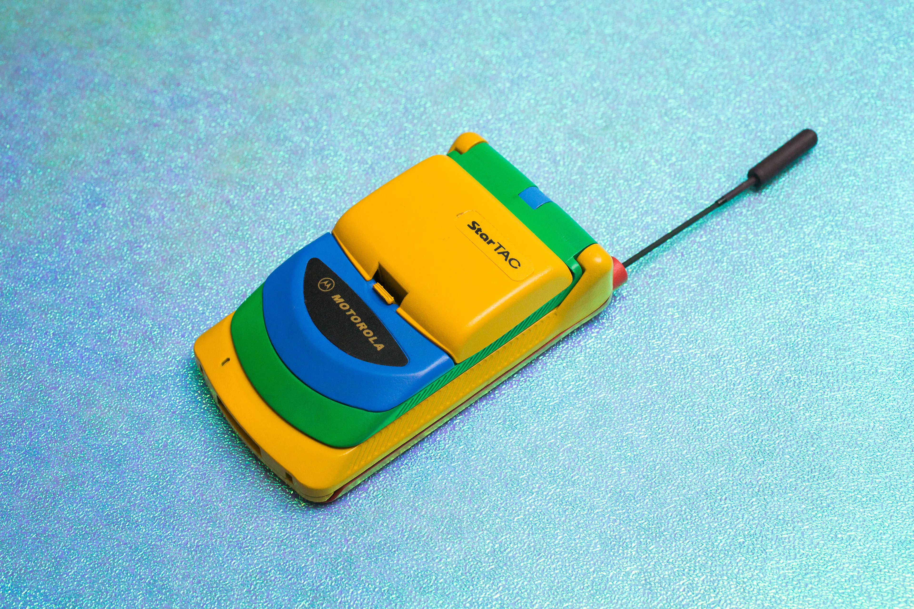 Motorola StarTAC, a 1996 clamshell phone, closed with its antenna extended