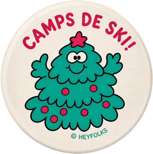Illustration d’un sapin de Noël souriant avec l’inscription « Camps de ski », représentant les camps de ski Hey Folks pour enfants pendant les vacances d’hiver.