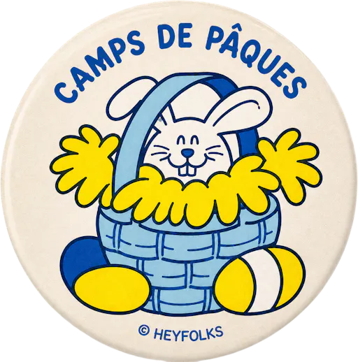 Illustration d’un lapin souriant dans un panier de Pâques avec l’inscription « Camp de pâques », représentant les camps de Pâques Hey Folks pour enfants.