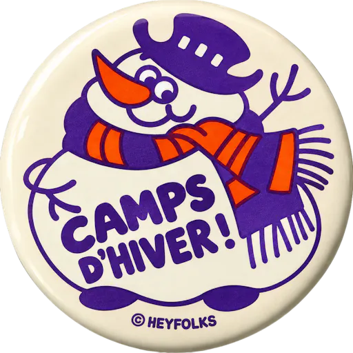 Illustration rétro d’un badge rond représentant un bonhomme de neige souriant avec chapeau violet, nez carotte orange et écharpe orange, tenant une pancarte « CAMPS D’HIVER ! », avec la mention « © HEYFOLKS »