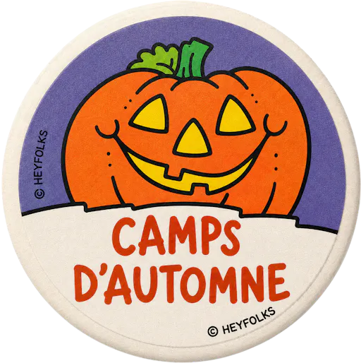 Illustration d’une citrouille d’Halloween souriante avec l’inscription « Camps d'automne », représentant les camps d’automne Hey Folks pour enfants pendant les vacances scolaires.