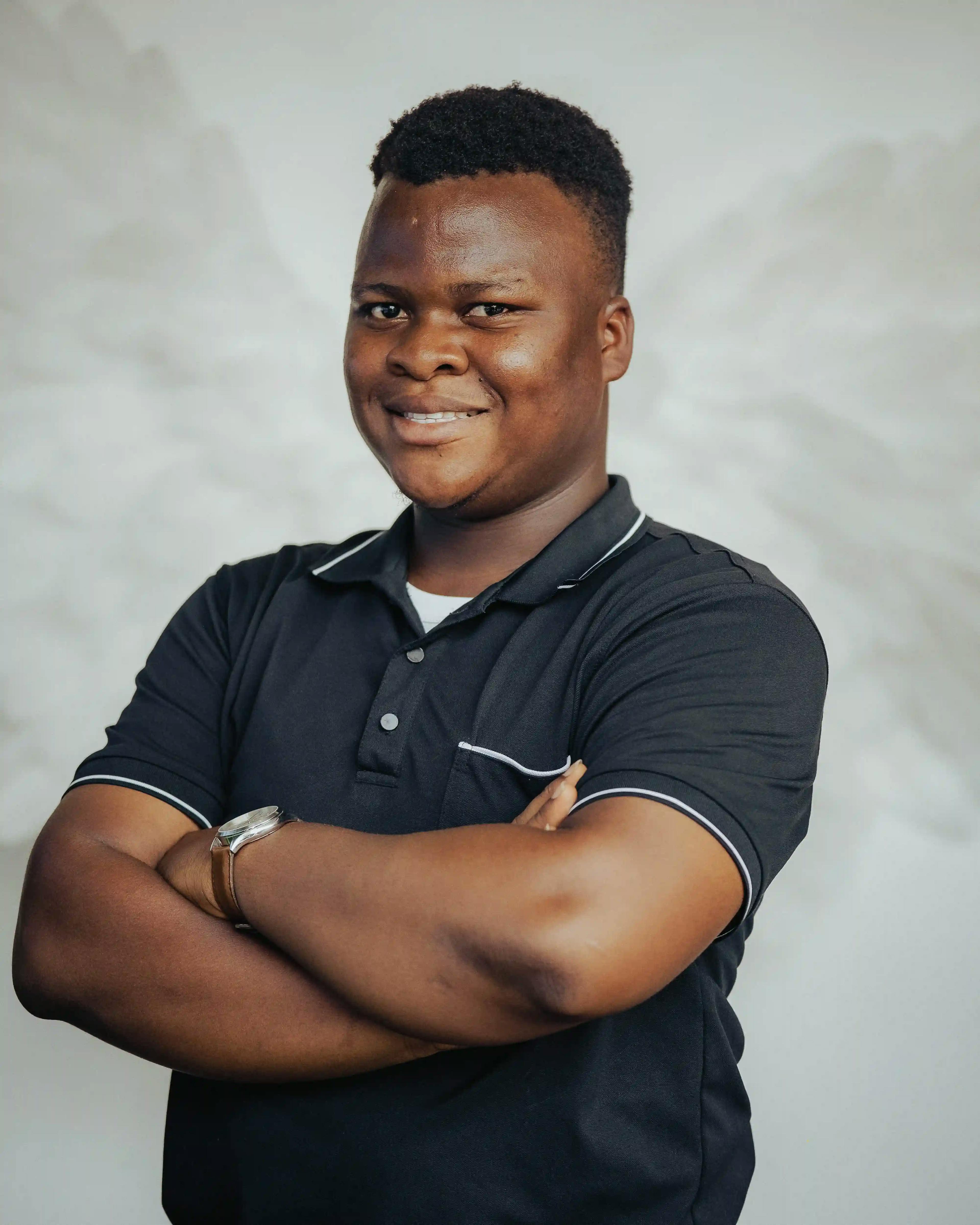 dideolu posing for picture