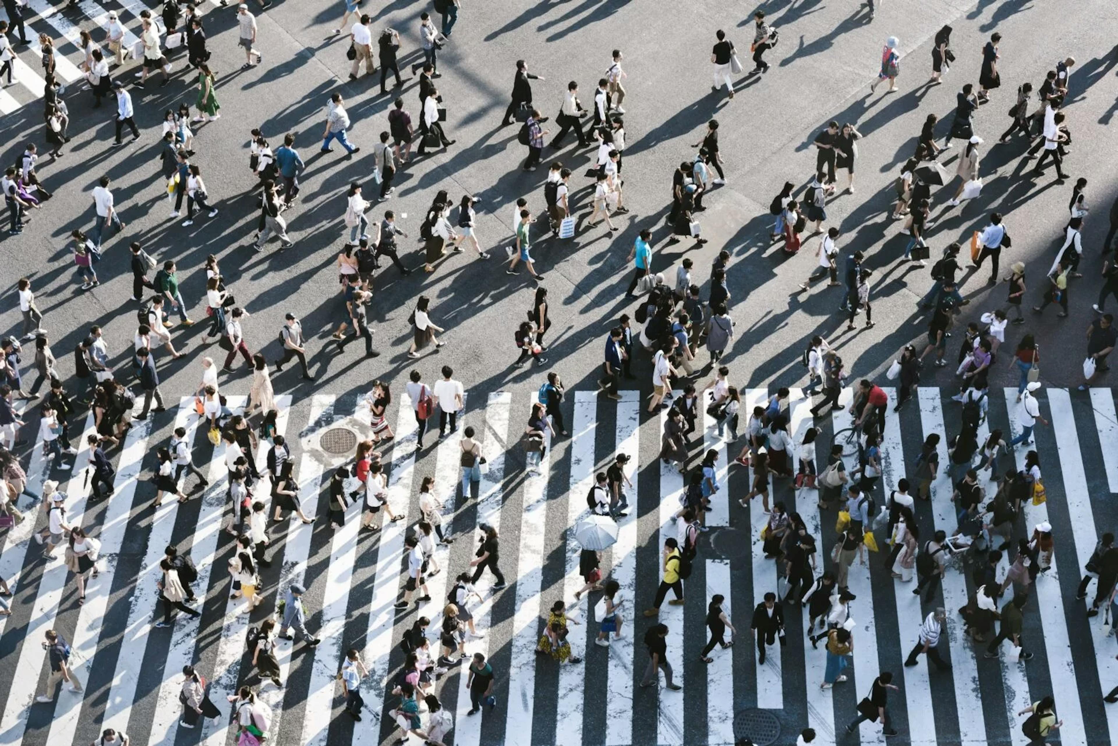 Persone che attraversano una strada