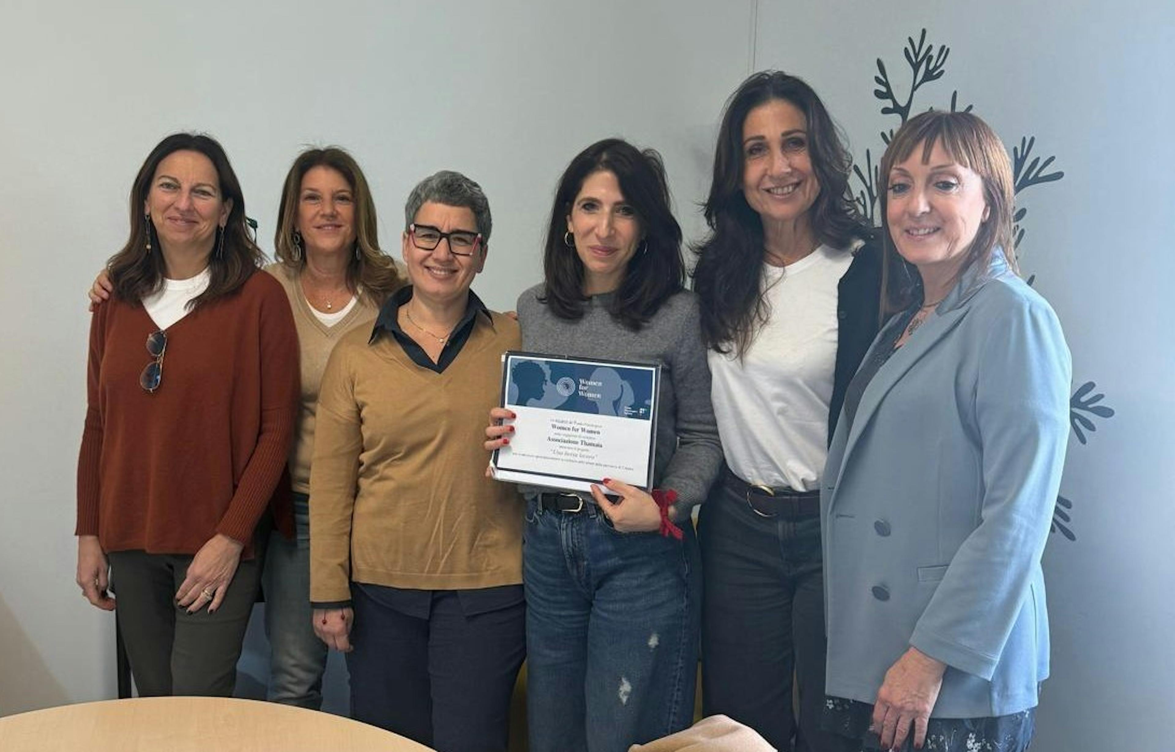 Foto di gruppo di alcune donatrici e della responsabile di Thamaia Onlus