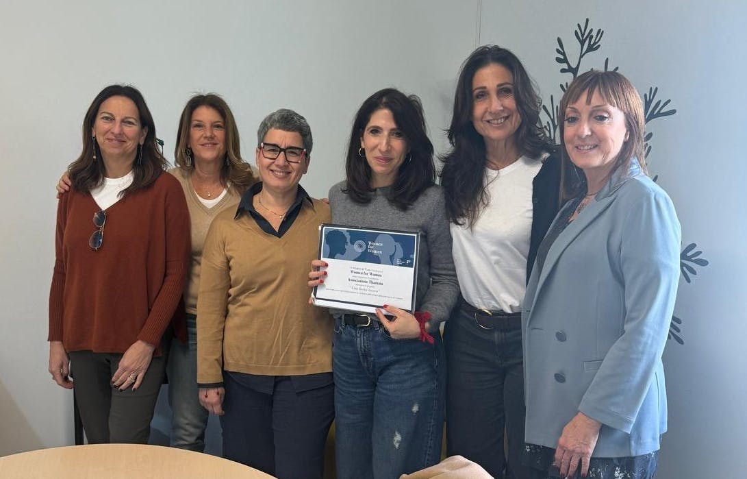 Foto di gruppo di alcune donatrici e della responsabile di Thamaia Onlus